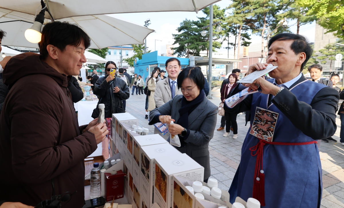 [포토] 한복입고 소상공인 판매 부스 찾은 구윤철 부총리