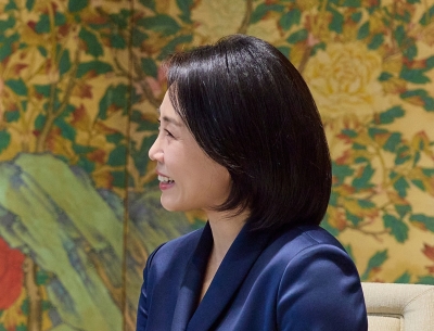 김혜경 여사, 싱가포르 총리 부인에게 저서 '밥을 지어요' 선물