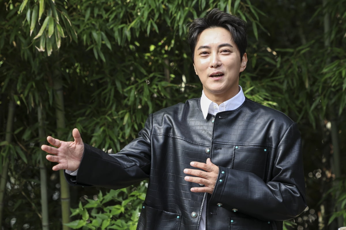 서울 서대문구 연세대 음악대학 인근에서 소리꾼 이봉근이 아르떼와 인터뷰를 하고 있다. 임형택 기자.