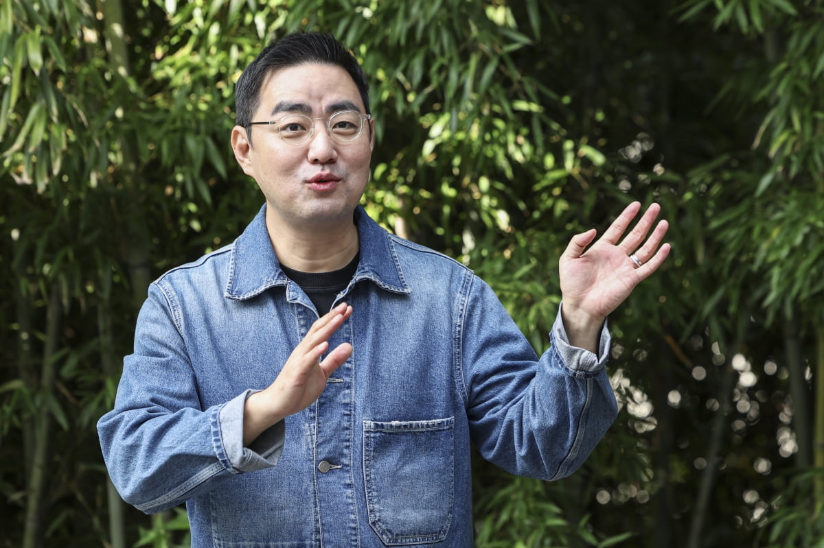 서울 서대문구 연세대 음악대학 인근에서 지휘자 최수열이 아르떼와 인터뷰를 하고 있다. 임형택 기자.