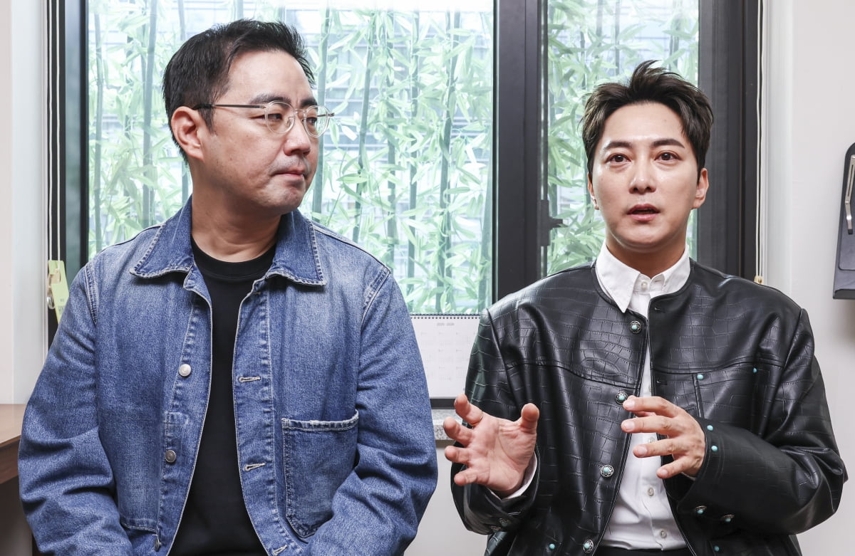 서울 서대문구 연세대 음악대학에서 소리꾼 이봉근(오른쪽)과 지휘자 최수열이 아르떼와 인터뷰를 하고 있다. 임형택 기자.