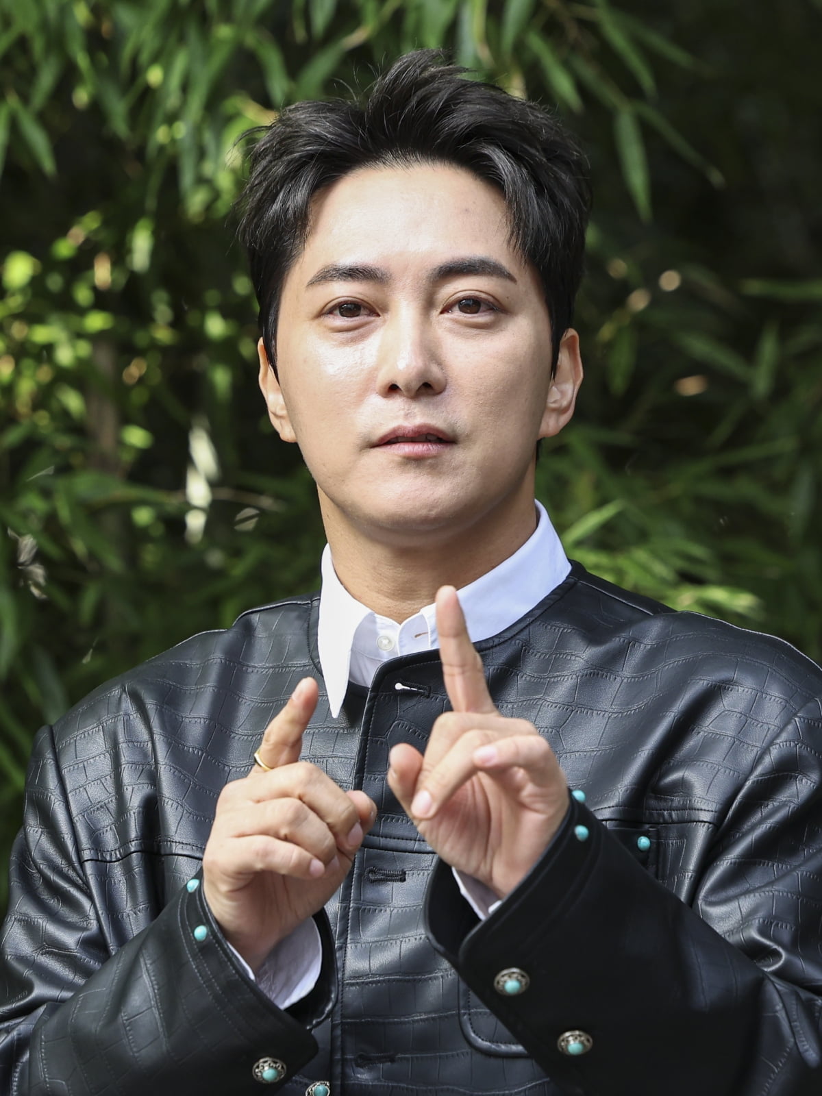 서울 서대문구 연세대 음악대학 인근에서 소리꾼 이봉근(오른쪽)이 인터뷰에 앞서 사진 촬영을 하고 있다. 임형택 기자.