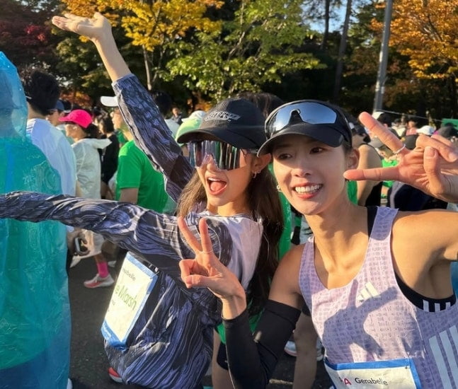 이연진 전 마라톤 선수가 그룹 뉴진스 다니엘과 함께 찍은 사진을 공개했다. /사진=SNS 캡처