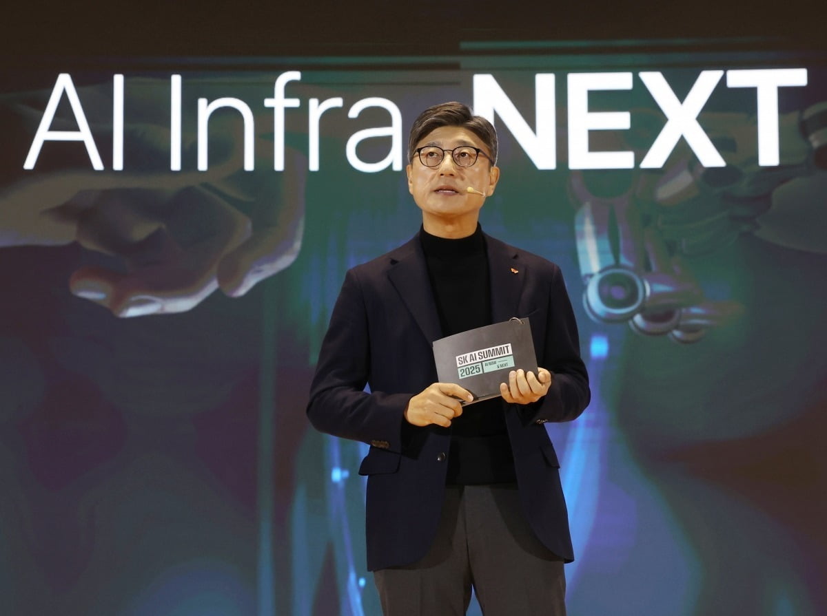 정재헌 SK텔레콤 대표이사 사장이 3일 서울 강남구 코엑스 오디토리움에서 열린 'SK AI 서밋 2025'에서 AI 인프라를 주제로 발표하고 있다. 사진=이솔 기자
