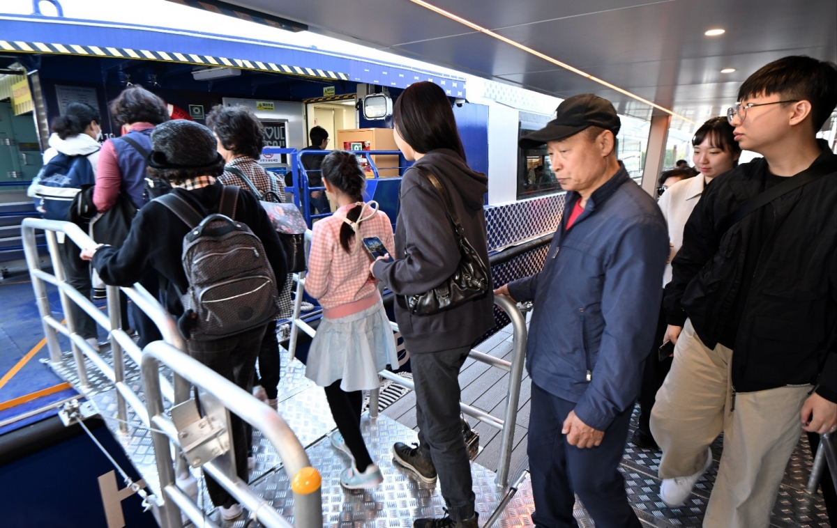 한강버스, 이틀간 6138명 탑승…한 달 시범운항 뒤 정시성 강화