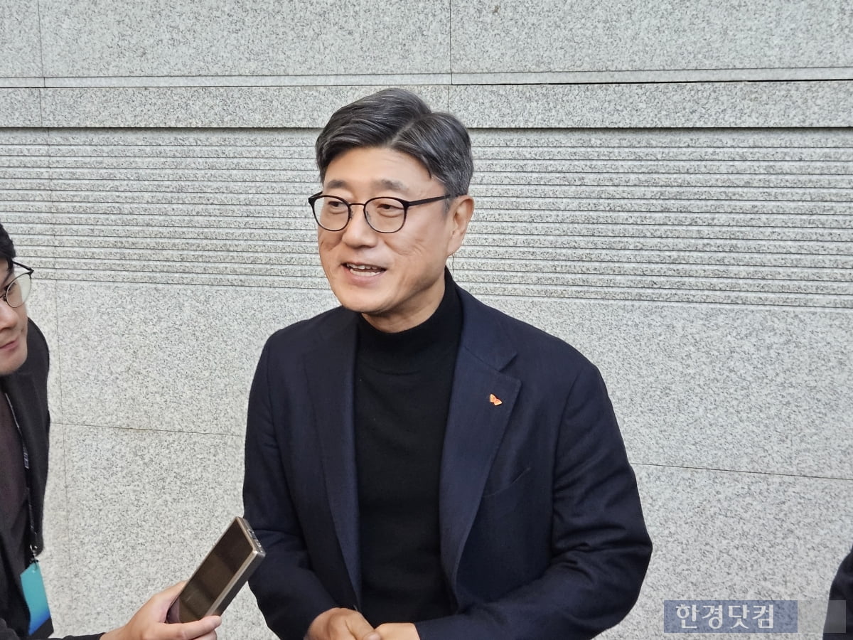 SK텔레콤 '새 수장' 정재헌 "통신·AI 둘 다 놓치지 않겠다" [종합]