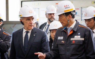 한화 김동관, 캐나다 총리 만나며 '양비귀꽃 배지' 단 이유