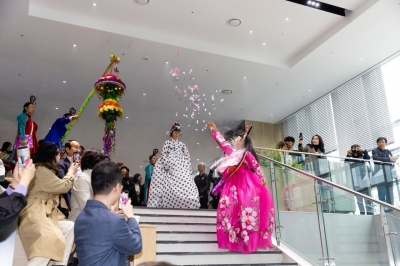 작두 타듯 풍선 위를 걷는다...안은미표 축제의 굿판