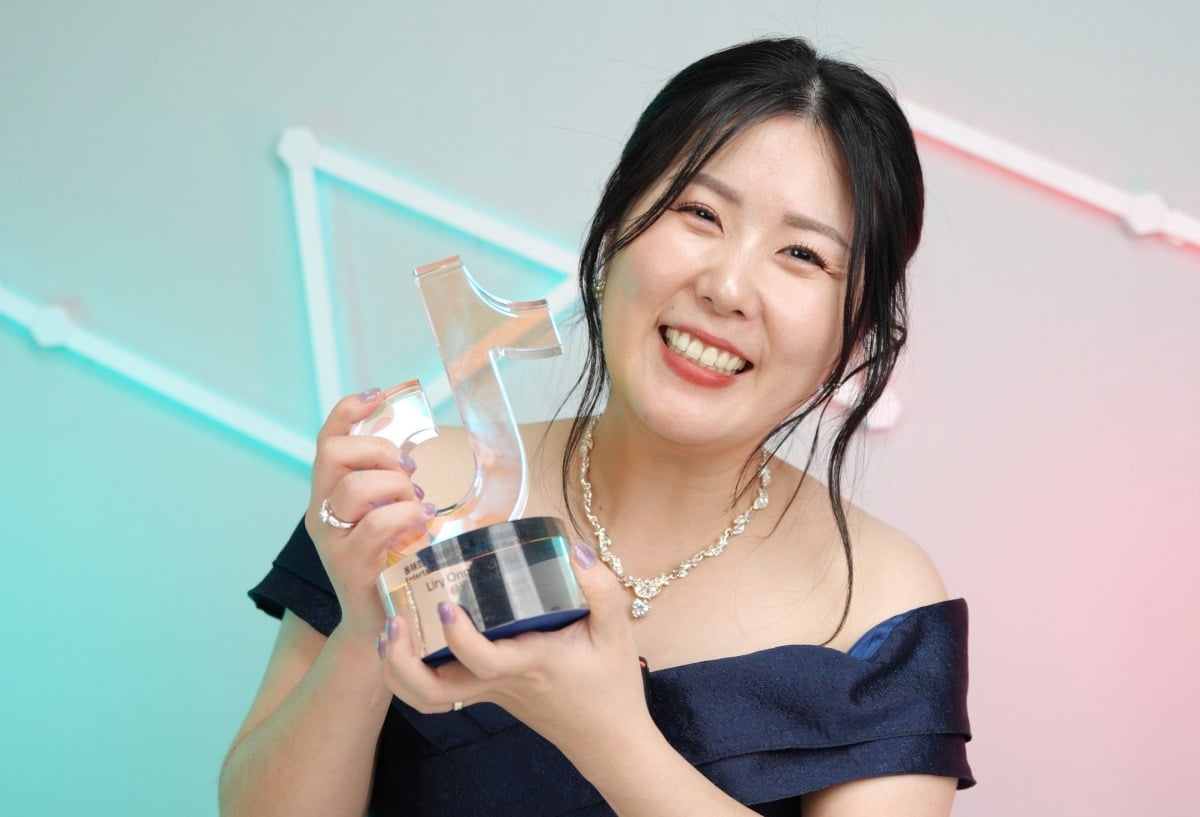 지난 10월 25일 서울 성북구 고려대학교 화정체육관에서 열린 '틱톡 어워즈 2025'에서 엔터테인먼트 크리에이터 상을 수상한 릴리언니가 기념 사진을 찍고 있다. 사진=틱톡