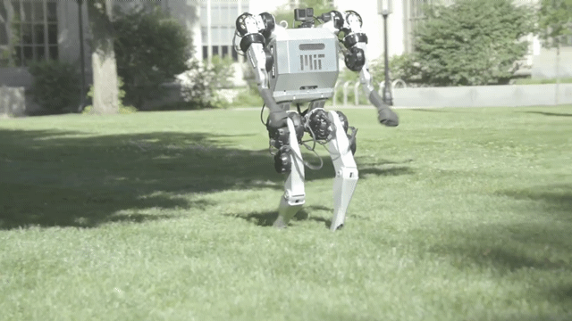 네이버표 휴머노이드 '미니노이드'의 뼈대가 되는 로봇이 실제 지면 위를 걷고 있다. 영상=유튜브 갈무리 