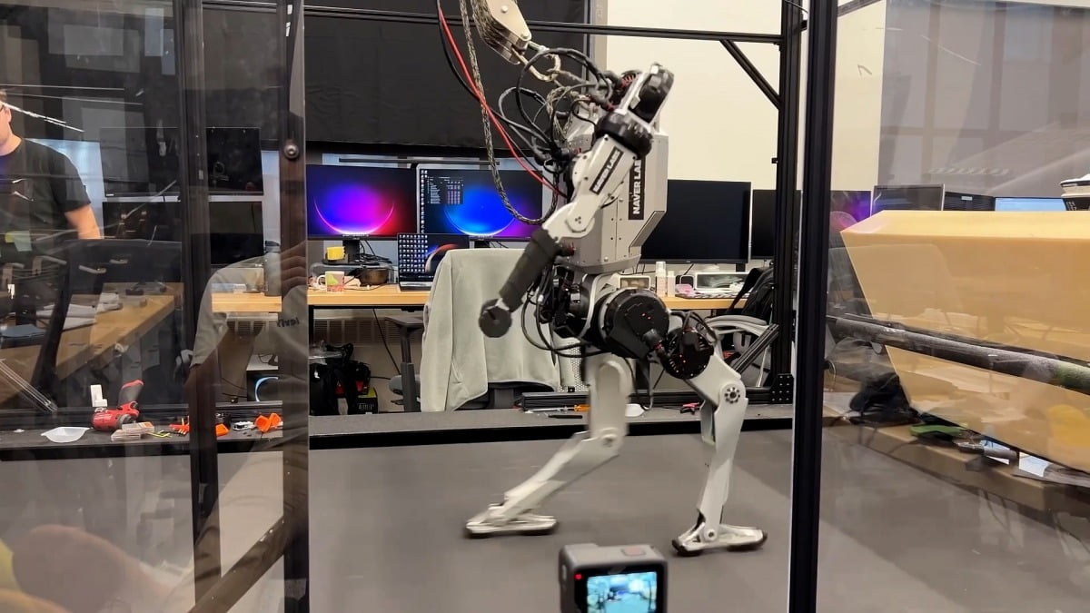 네이버표 휴머노이드 '미니노이드'의 뼈대가 되는 로봇이 실제 지면 위를 걷고 있다. 사진=유튜브 갈무리 