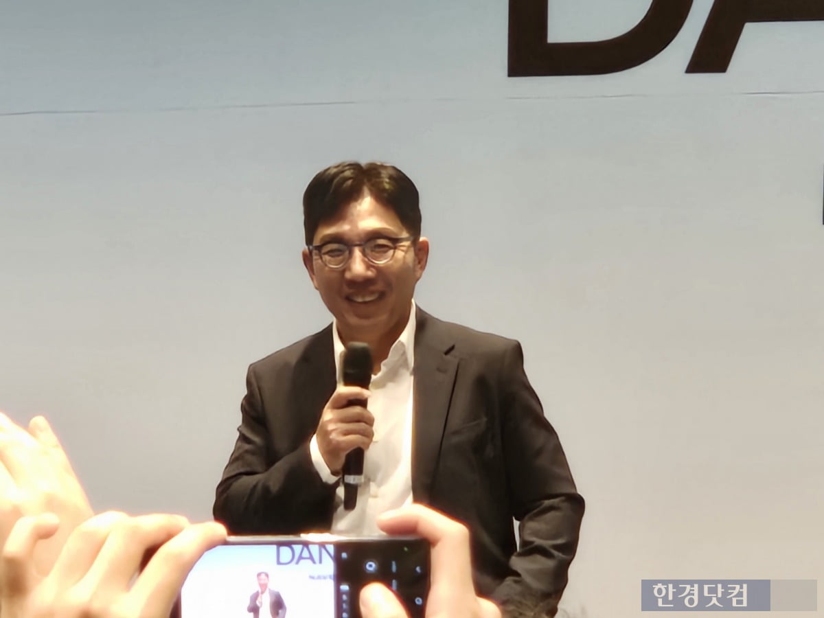 김유원 네이버클라우드 대표가 6일 서울 삼성동 서울 삼성동 코엑스 그랜드볼룸에서 열린 팀네이버의 통합 컨퍼런스 ‘단25' 세션 이후 질의응답 시간에서 기자 질문에 대답하고 있다. 사진=박수빈 기자 