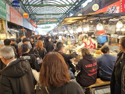 "싸잡아 욕먹는 건 억울" '바가지 논란' 광장시장 가보니 [현장+]