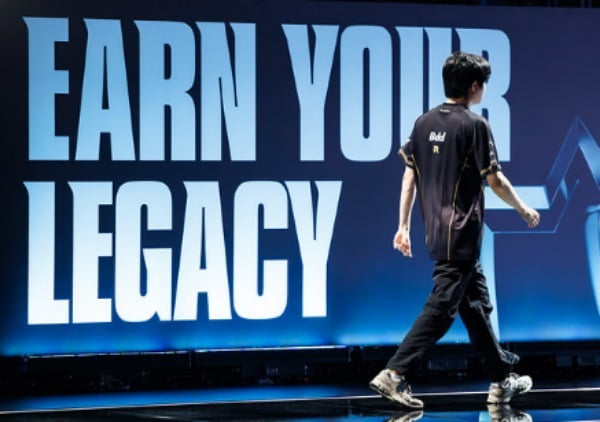 2025 리그오브레전드 월드 챔피언십의 슬로건인 '언 유어 레거시'(자신의 유산을 쟁취하라)가 적힌 무대를 걸어가는 '비디디' 곽보성 / 라이엇게임즈 제공