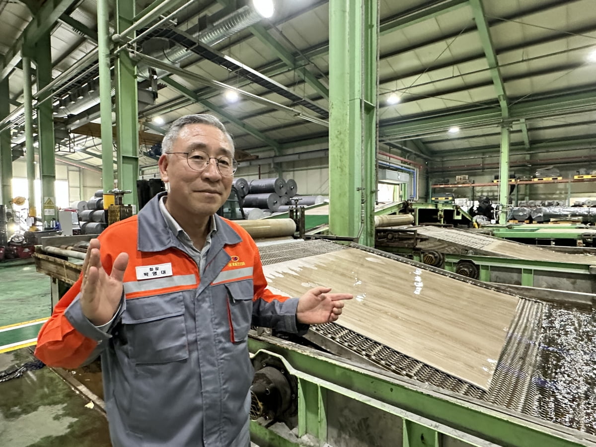 박영대 동신포리마 대표가 충남 홍성 본사 공장에서 럭셔리비닐타일(LVT) 제조 과정에 대해 설명하고 있다./홍성=민지혜 기자