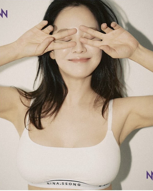 속옷 입고 파격 화보 찍더니…CEO 송지효, 1년 만에 반전 근황