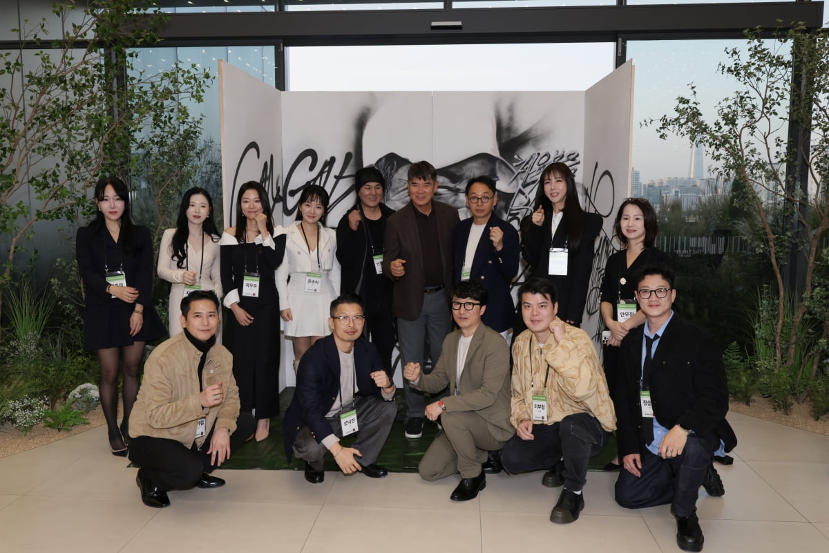 임비테이션 프로골퍼 임진한 전에 출품한 작가들이 기념촬영을 하고 있다. 체육볶음밥 제공