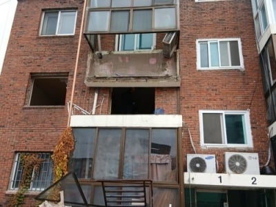 리모델링하던 빌라 발코니 '와르르'…작업자 1명 사망