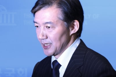 "새로운 조국으로"…조국, 당 대표 출마 공식 선언