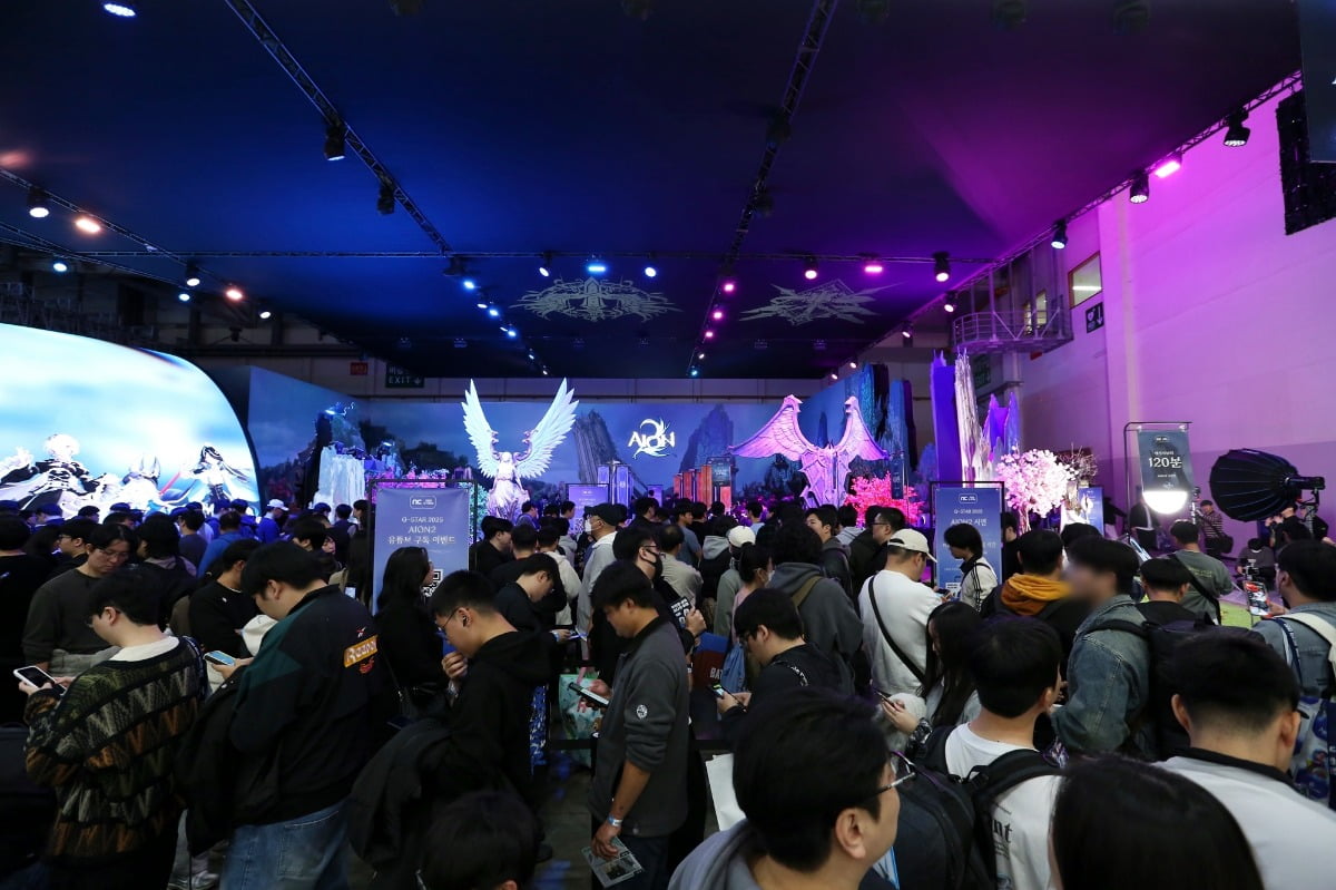 지스타2025_아이온2 부스 시연 현장에 관람객들이 몰려있다. 사진=엔씨소프트