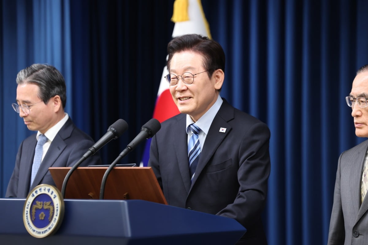 [속보] 李 대통령 "美 해군함정, 한국서 건조하도록 제도 개선"