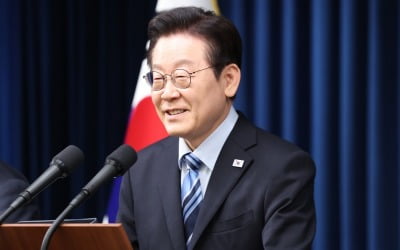 [속보] 李 대통령 "美 해군함정, 한국서 건조하도록 제도 개선"