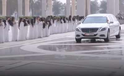 李 대통령 UAE 방문하자…흰 옷 입고 머리 풀어헤치고 '휙휙'