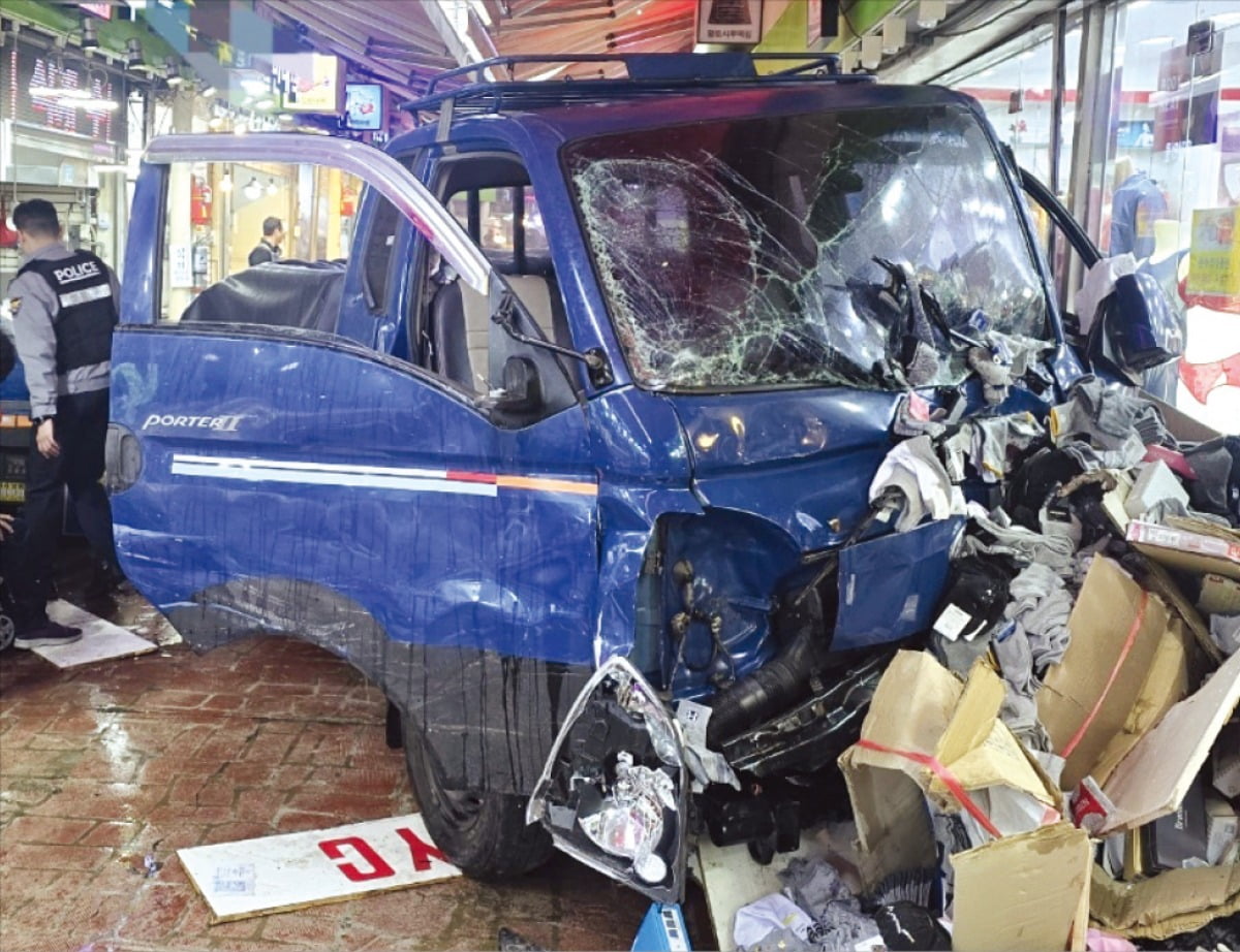 '부천 시장 트럭사고' 60대 운전자 검찰 송치…'페달 오조작' 확인