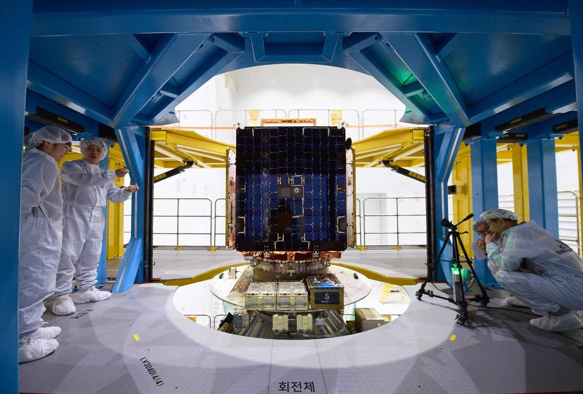 전남 고흥 나로우주센터에서 한국항공우주연구원 연구진이 오는 27일 누리호 4차 발사에 탑재될 차세대중형위성3호(가운데)와 아래쪽 좌우에 달린 큐브위성 12기를 점검하고 있다. 항우연 제공