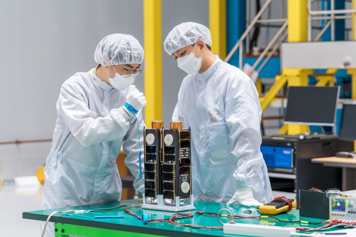 랑데부 도킹에 도전하는 서울대의 큐브위성 '두리'와 '하나'가 나란히 세워져 있다.