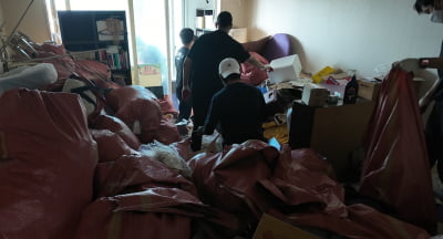 쓰레기집 치우며 억대 매출…‘새 삶’ 선물하는 30대 청소업자 [권용훈의 직업불만족(族)]