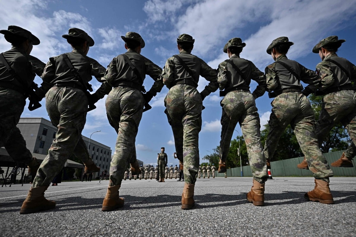 관절을 굽히지 않고 다리를 높이 쳐드는 행진인 '쩡부(正步)'를 연습하는 중국 인민해방군 / 사진=AFP 연합