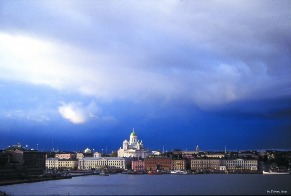 남부 항구에서 본 헬싱키 시가지. 대성당은 헬싱키 시가지의 구심점을 이룬다. / 사진. © 정태남