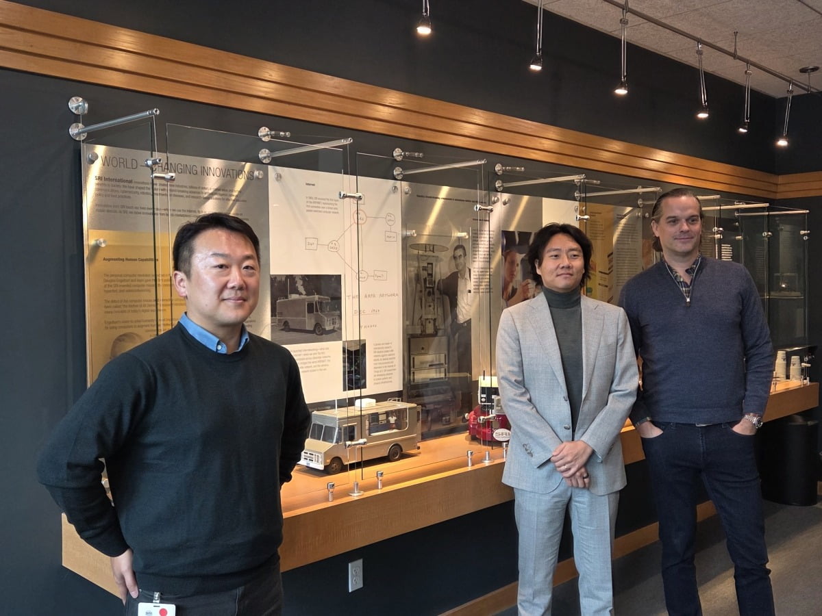  지난 20일(현지시간) 미국 캘리포니아주 멘로파크에 있는 SRI인터내셔널 본사에 SRI의 발명품들이 전시돼있다. 오른쪽부터 토드 스태비시 SRI벤처스 부사장, 데이비드 박 글로벌이노베이션즈랩(GIL) 제네럴파트너, 김한길 GIL 파트너. /사진=김인엽 특파원