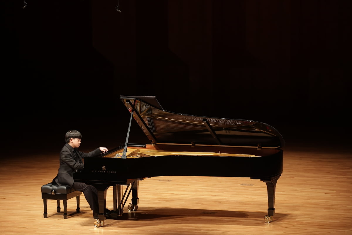 지난 26일 서울 예술의전당에서 열린 '제19회 쇼팽 국제 피아노 콩쿠르 위너스 콘서트'에서 연주한 빈센트 옹. /사진출처. WCN.