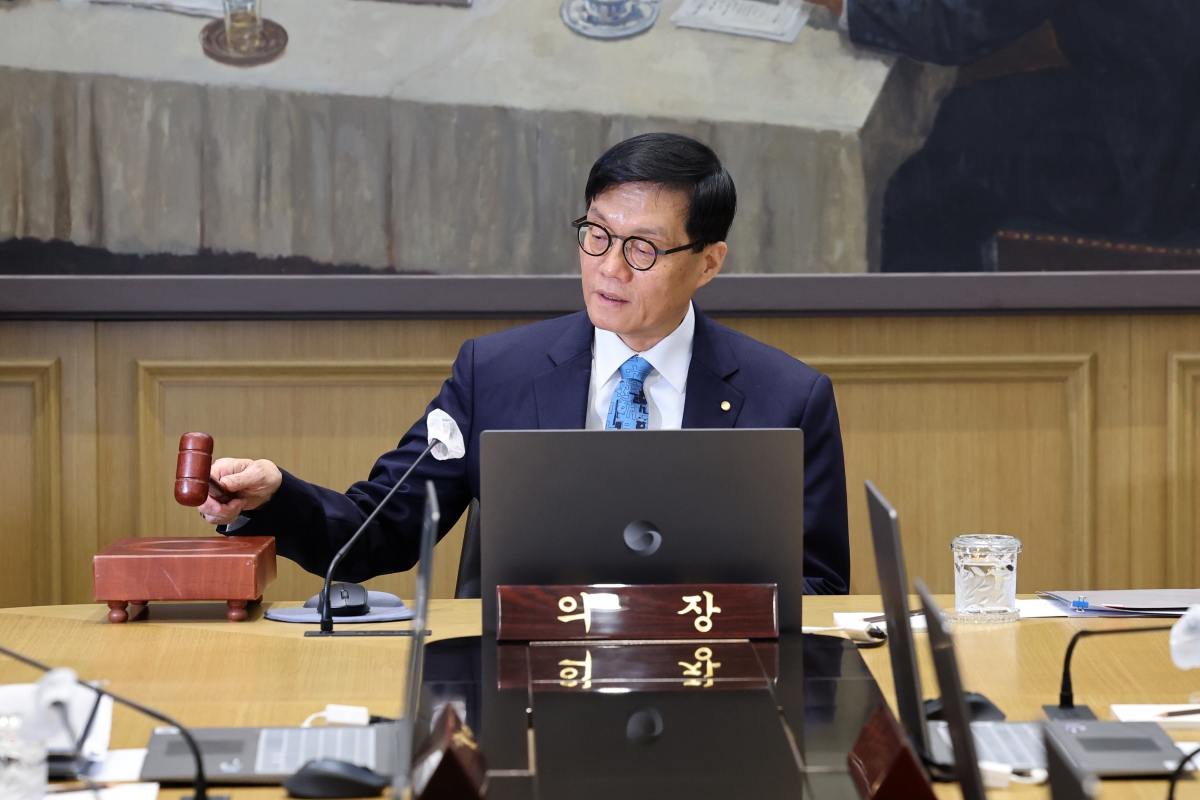 "가계부채, 동맥경화처럼 민간소비 제약"…한은의 경고