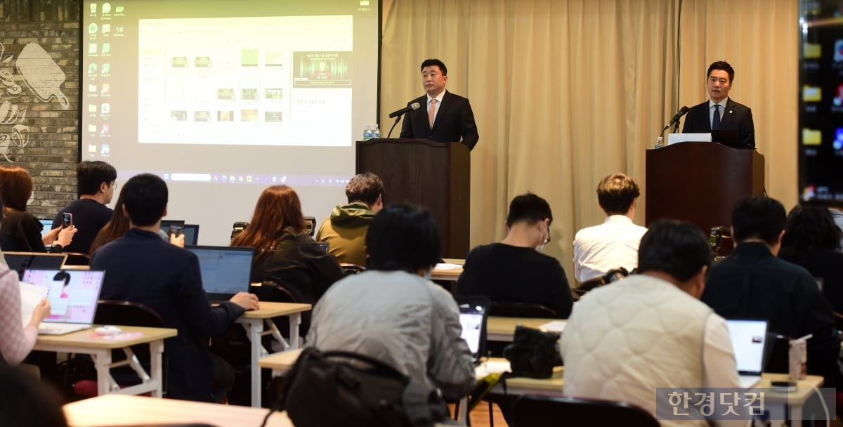 가로세로연구소 김세의 대표와 법무법인 부유 부지석 대표변호사가 7일 오후 서울 삼성동 스페이스쉐어 삼성역센터에서 '김수현 중범죄' 폭로 기자회견을 열고 입장을 밝히고 있다. / 변성현 한경닷컴 기자 byun84@hankyung.com