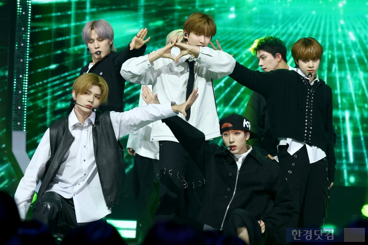 [포토] 아크, '부드러운 모습에 팬들 심쿵'