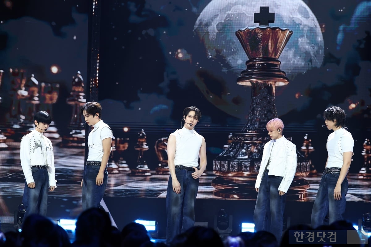 [포토] 위아이, '한 폭의 그림 같은 퍼포먼스'