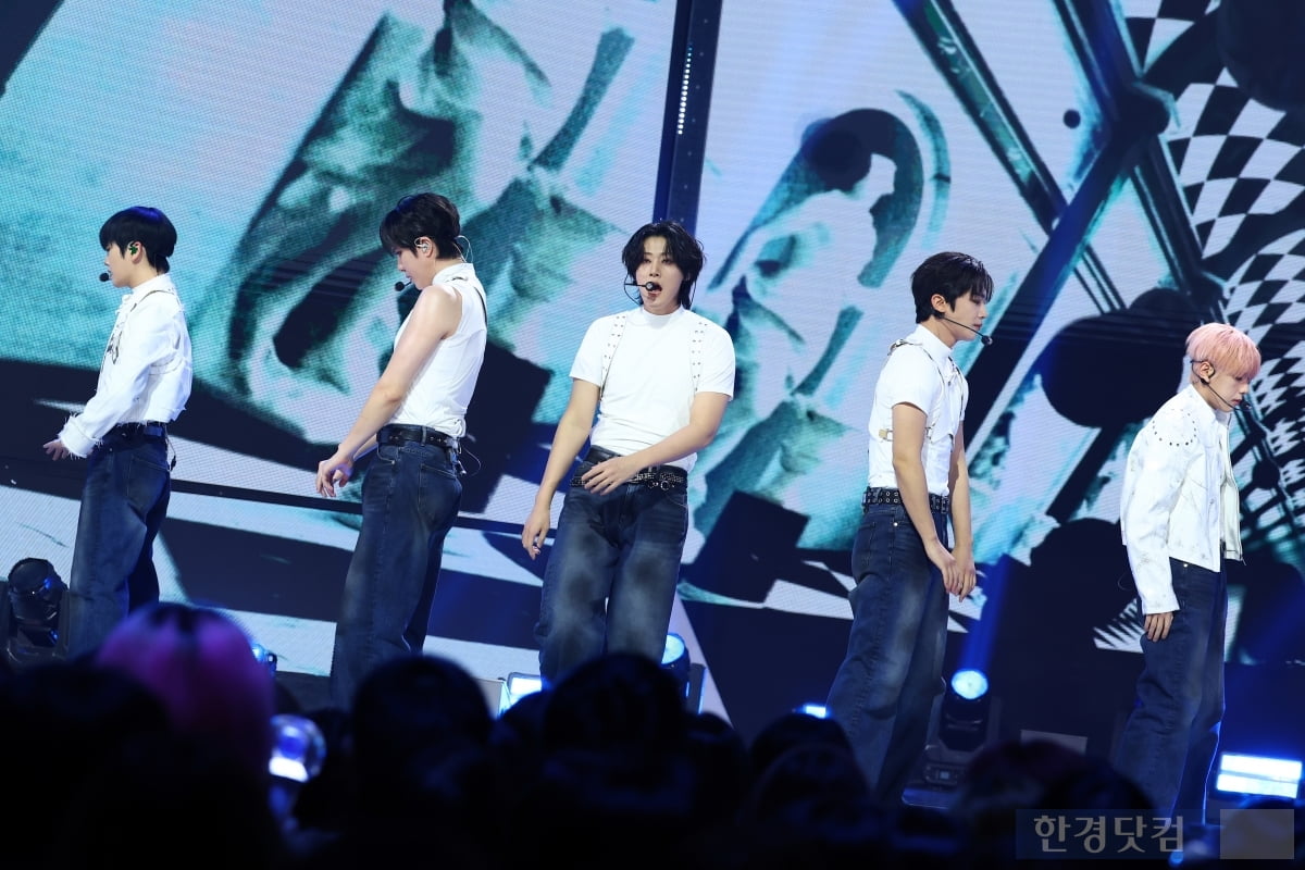 [포토] 위아이, '한 폭의 그림 같은 퍼포먼스'