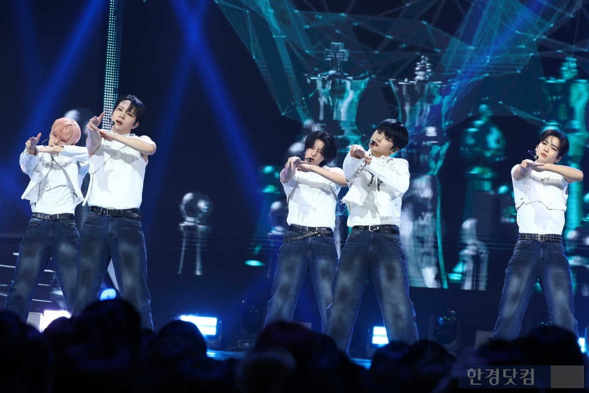 [포토] 위아이, '한 폭의 그림 같은 퍼포먼스'