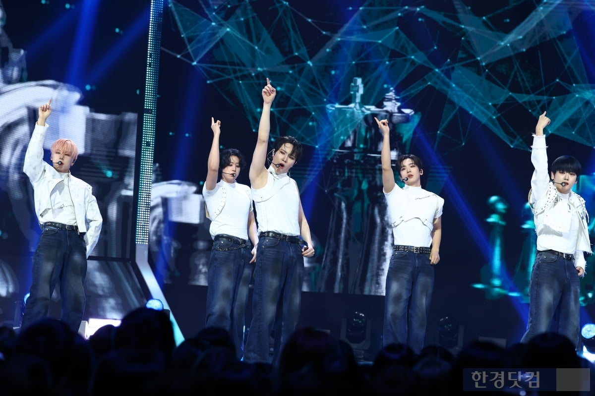 [포토] 위아이, '한 폭의 그림 같은 퍼포먼스'