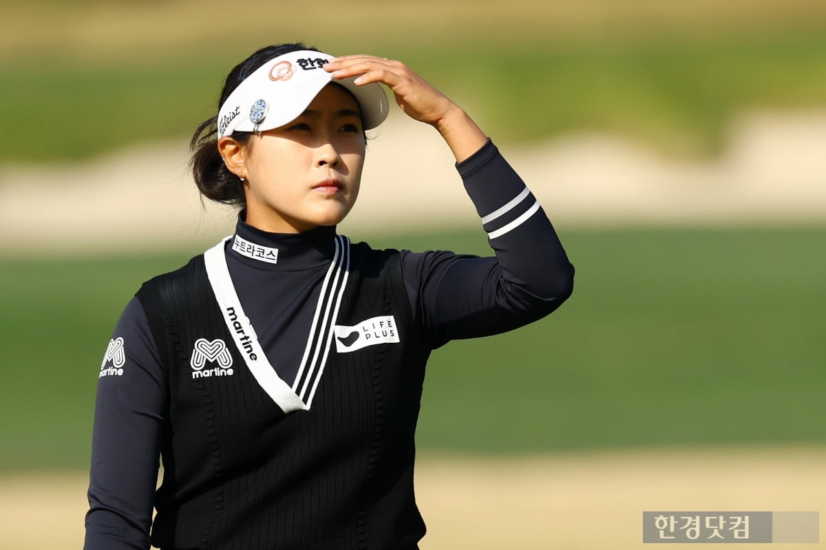 [포토] 김민주, '다음 홀을 향해~'