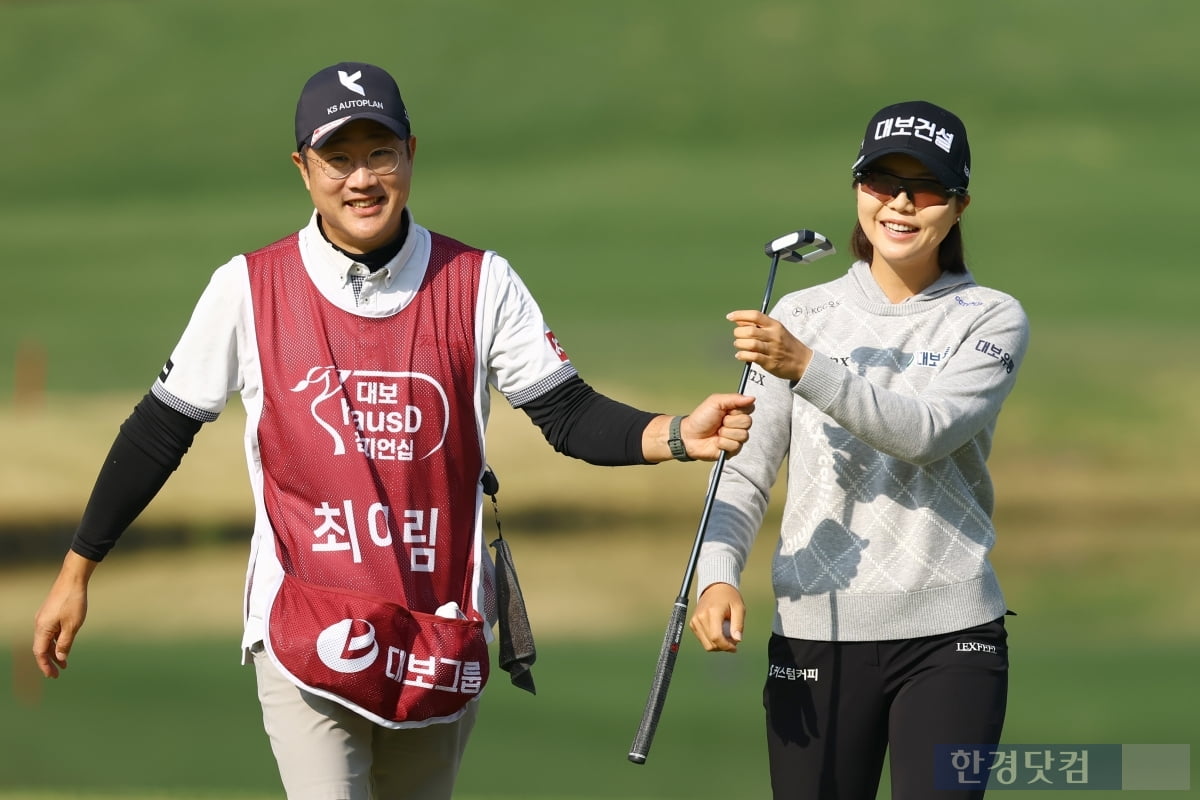 [포토] 최예림, '캐디와 함께 미소 방긋~'
