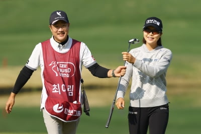 [포토] 최예림, '캐디와 함께 미소 방긋~'