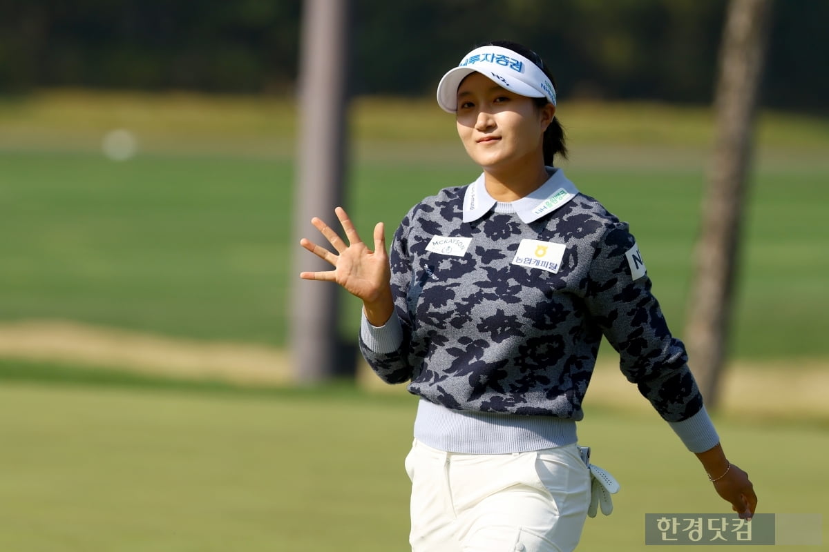 [포토] 김시현, '기분 좋은 손인사~'