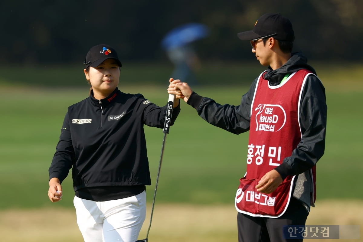 [포토] 홍정민, '버디 잡고 기분 좋은 출발~'