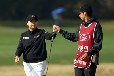 [포토] 홍정민, '버디 잡고 기분 좋은 출발~'