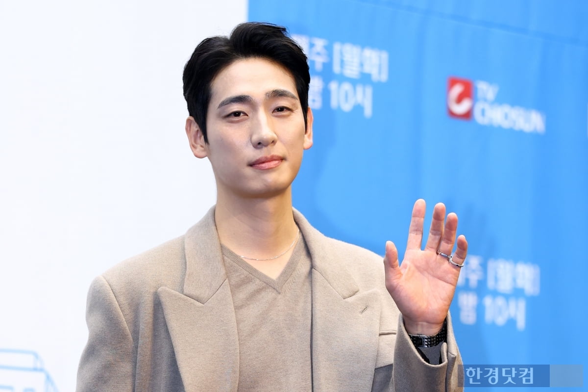 [포토] 윤박, '부드러운 손인사~'