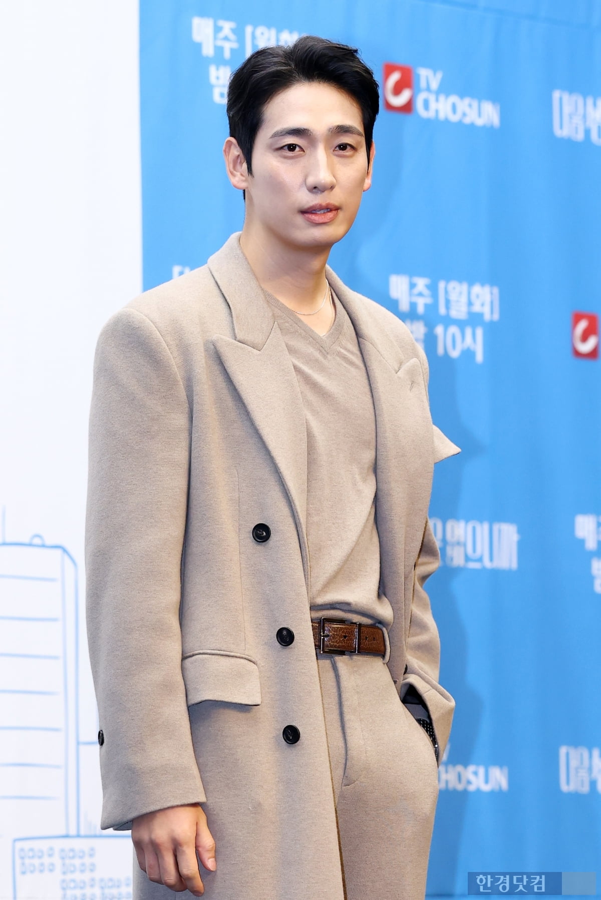 [포토] 윤박, '부드러운 손인사~'